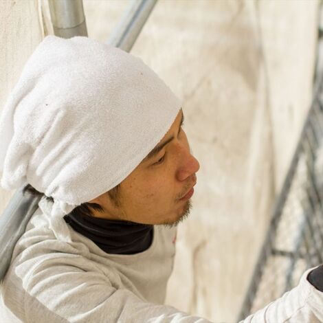 外壁塗装する職人